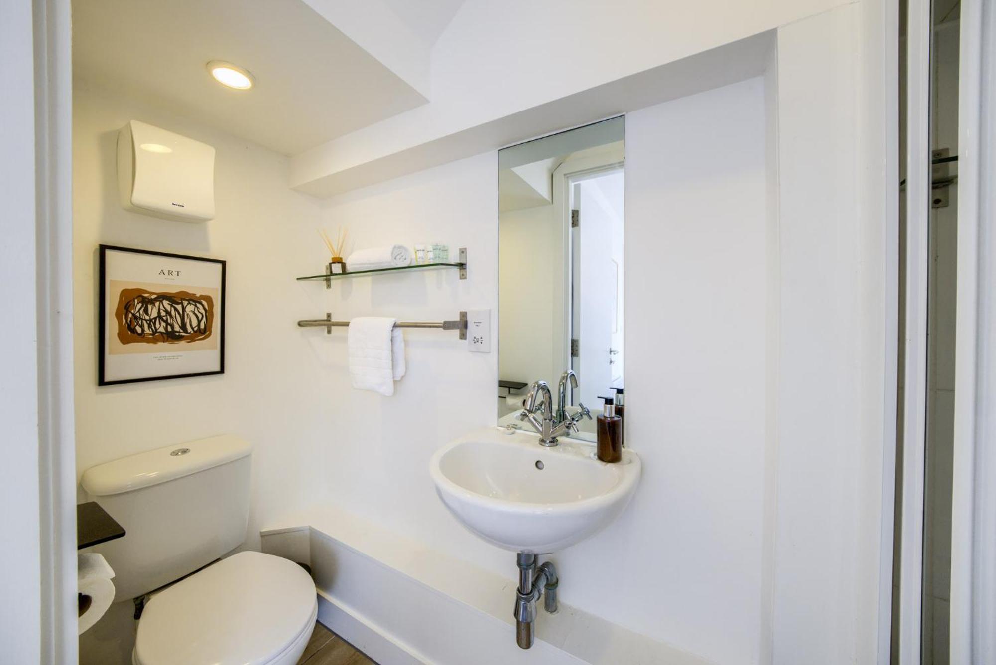 Coventry Large 4-Bed Townhouse By Empower Homes Exterior photo