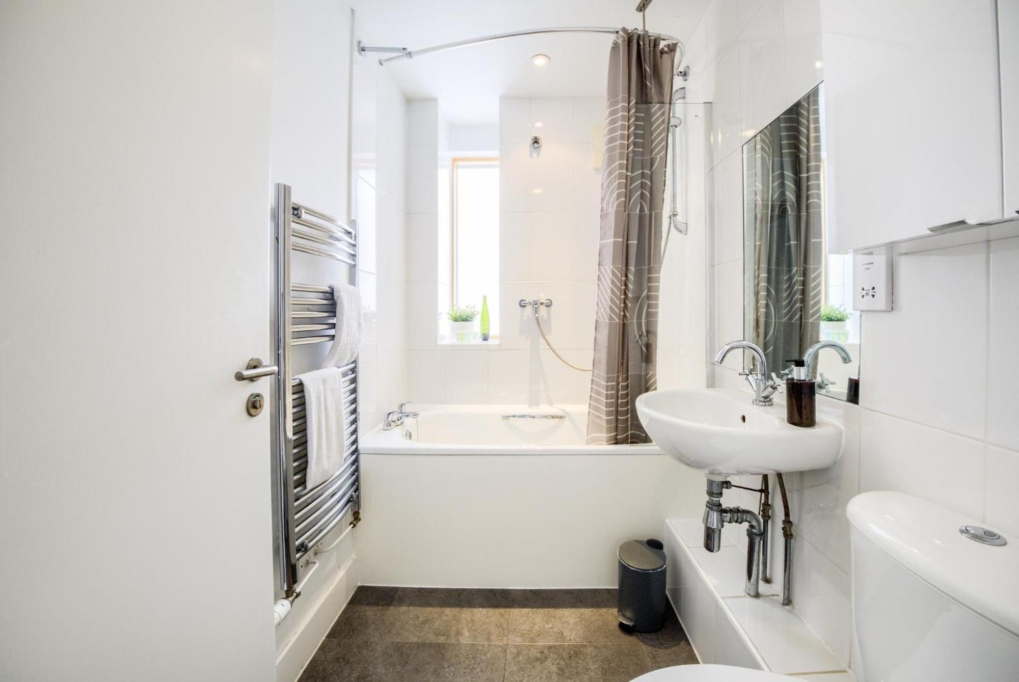 Coventry Large 4-Bed Townhouse By Empower Homes Exterior photo
