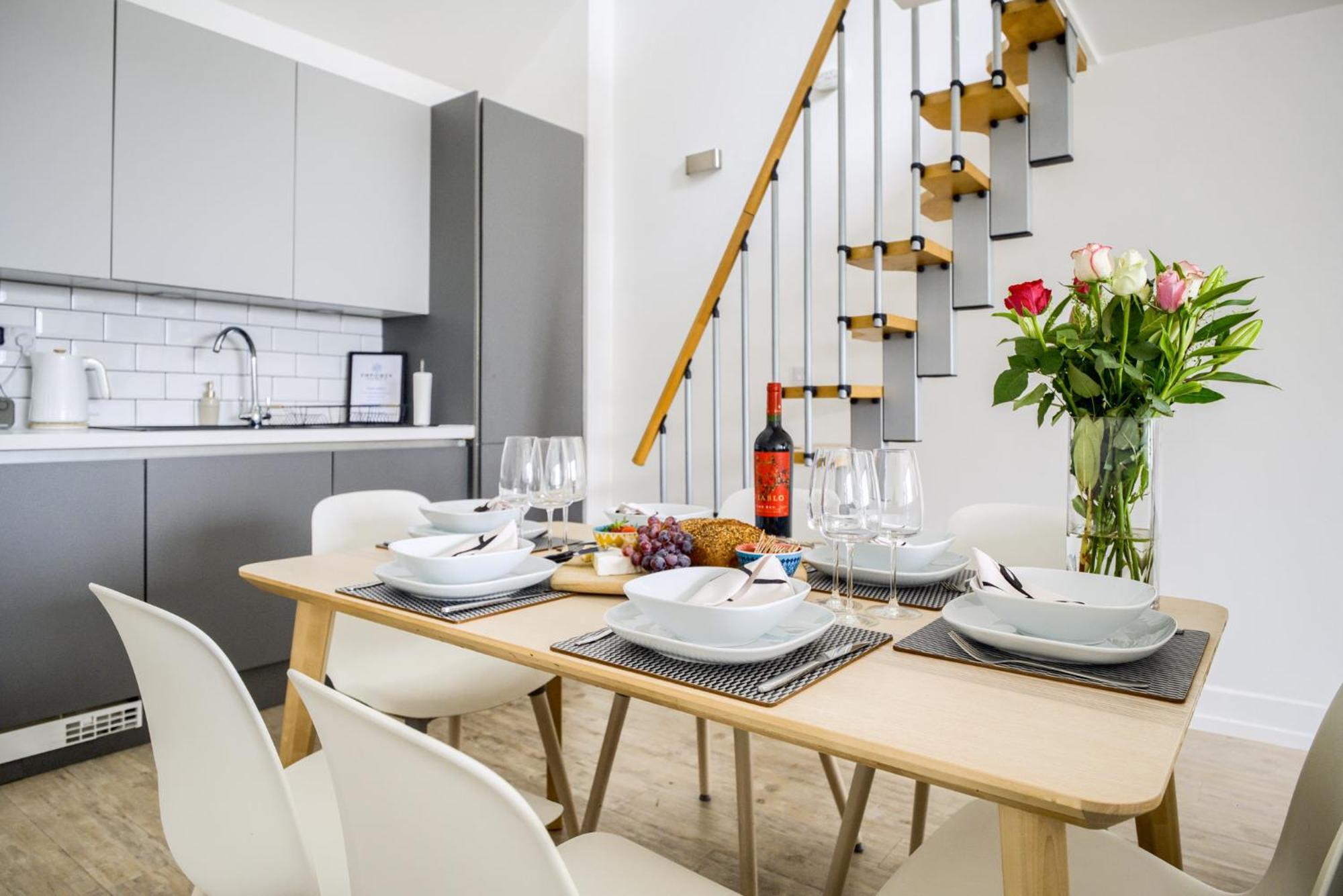 Coventry Large 4-Bed Townhouse By Empower Homes Exterior photo